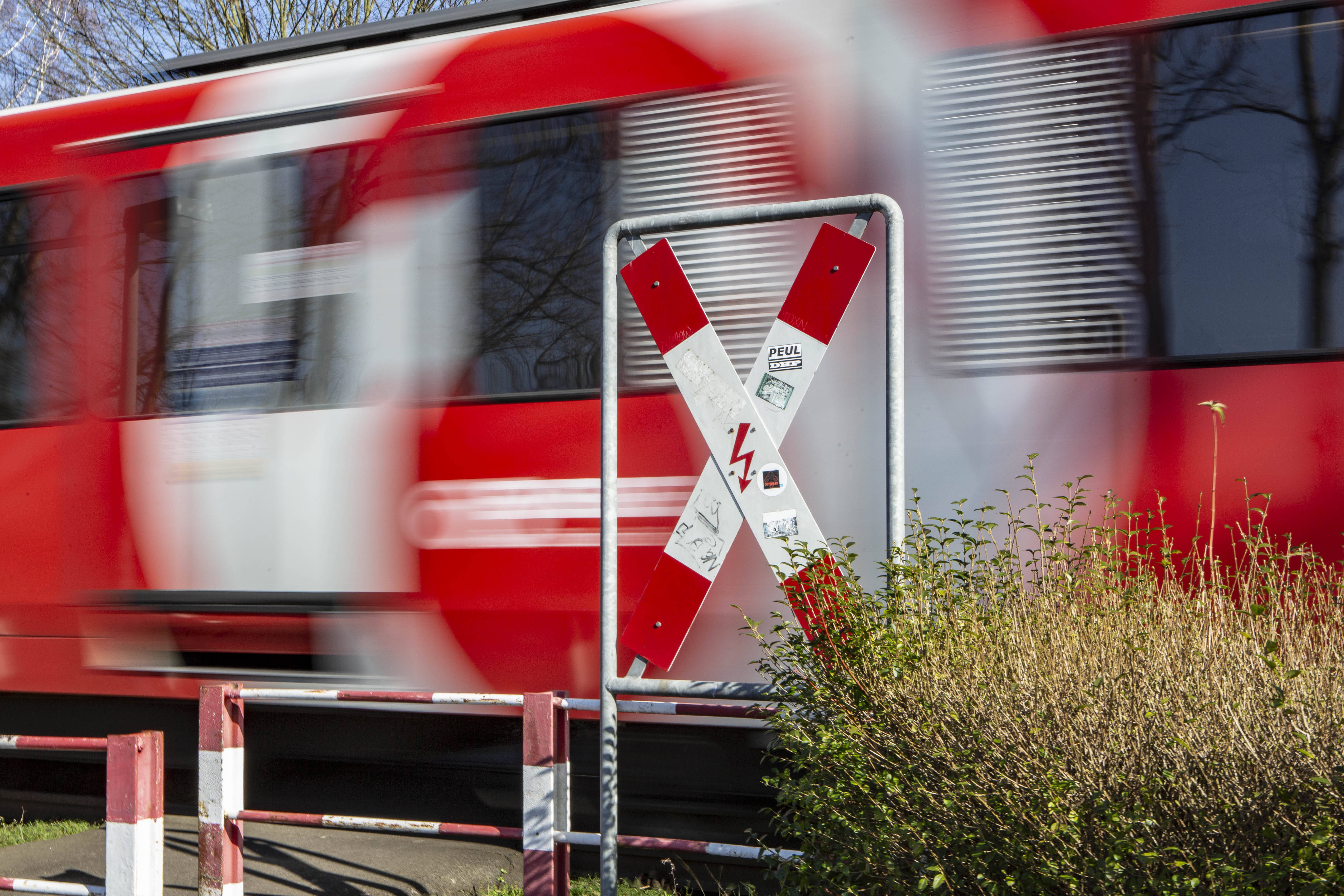 Bahnunglück – Zug erfasst Schüler! Junge wird trotz geschlossener Schranke von Güterzug erfasst!