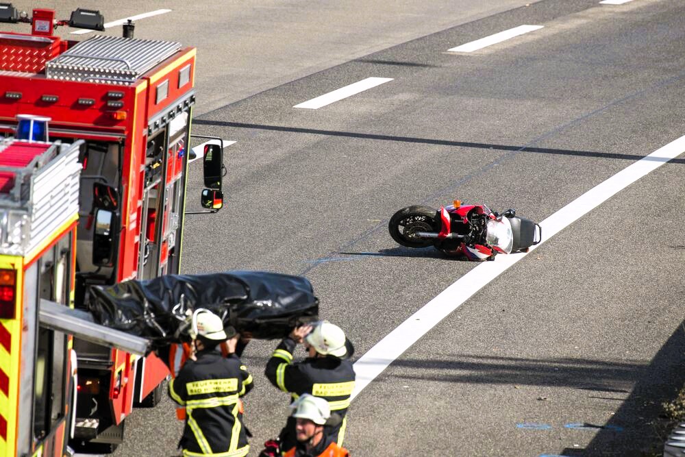 Tödlicher Biker-Unfall! PKW erfasst Motorradfahrer! Biker stirbt nach Unfall