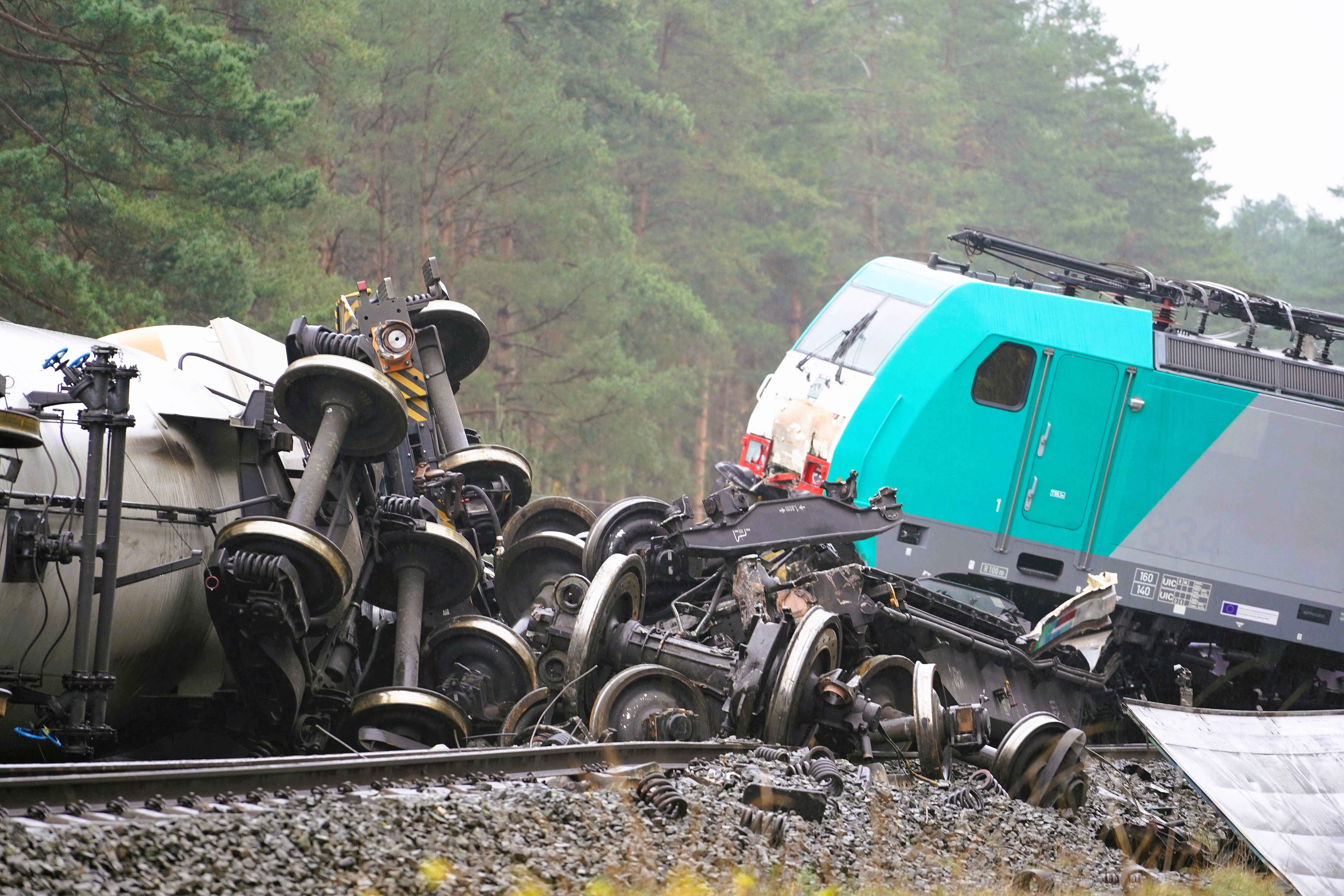 Zug rammt LKW! Fahrer stirbt vor Ort! Tragisches Unglück auf Bahnübergang