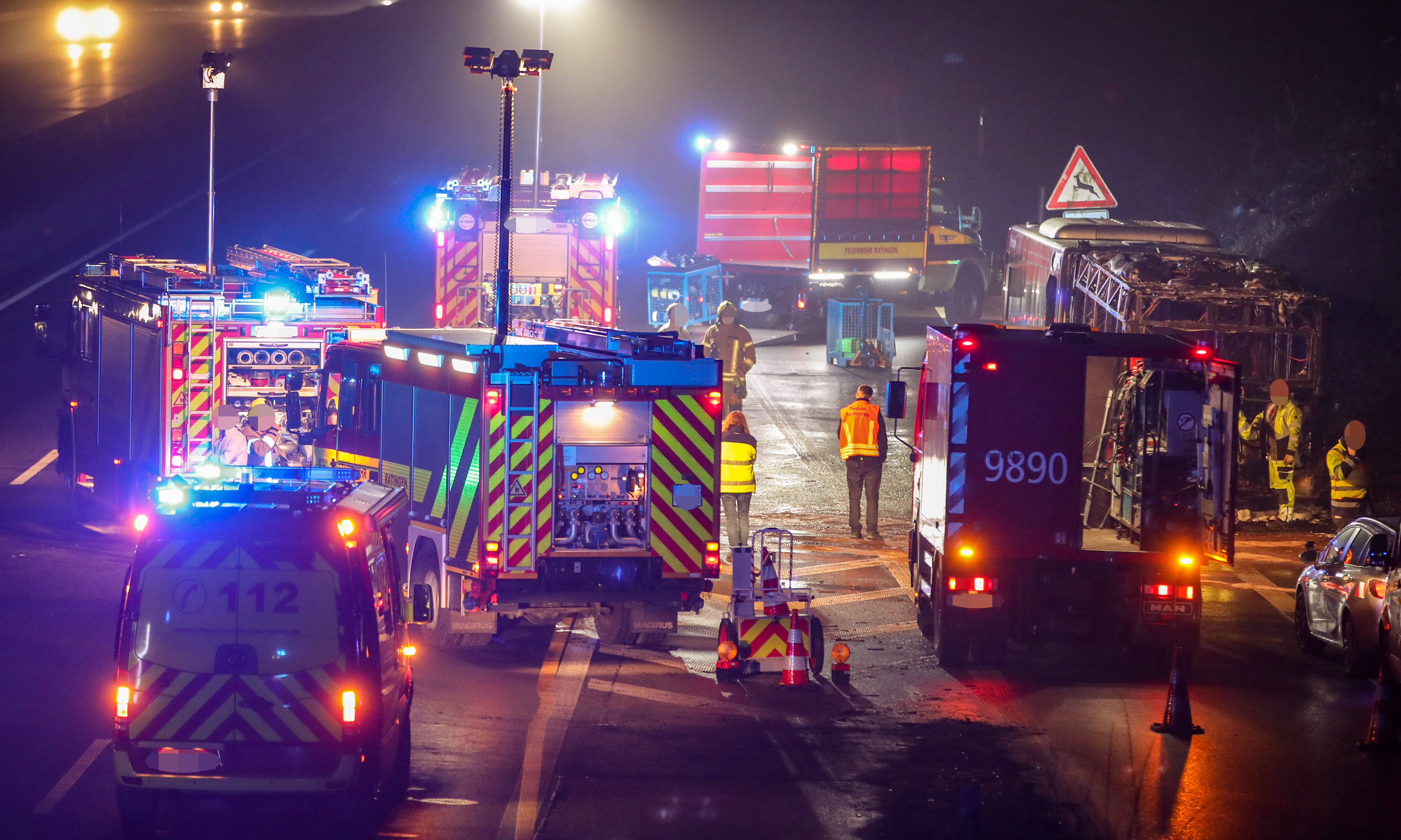 Schwerer Unfall auf der Autobahn - 3 Kinder schwer verletzt - Eltern sterben bei Unfall