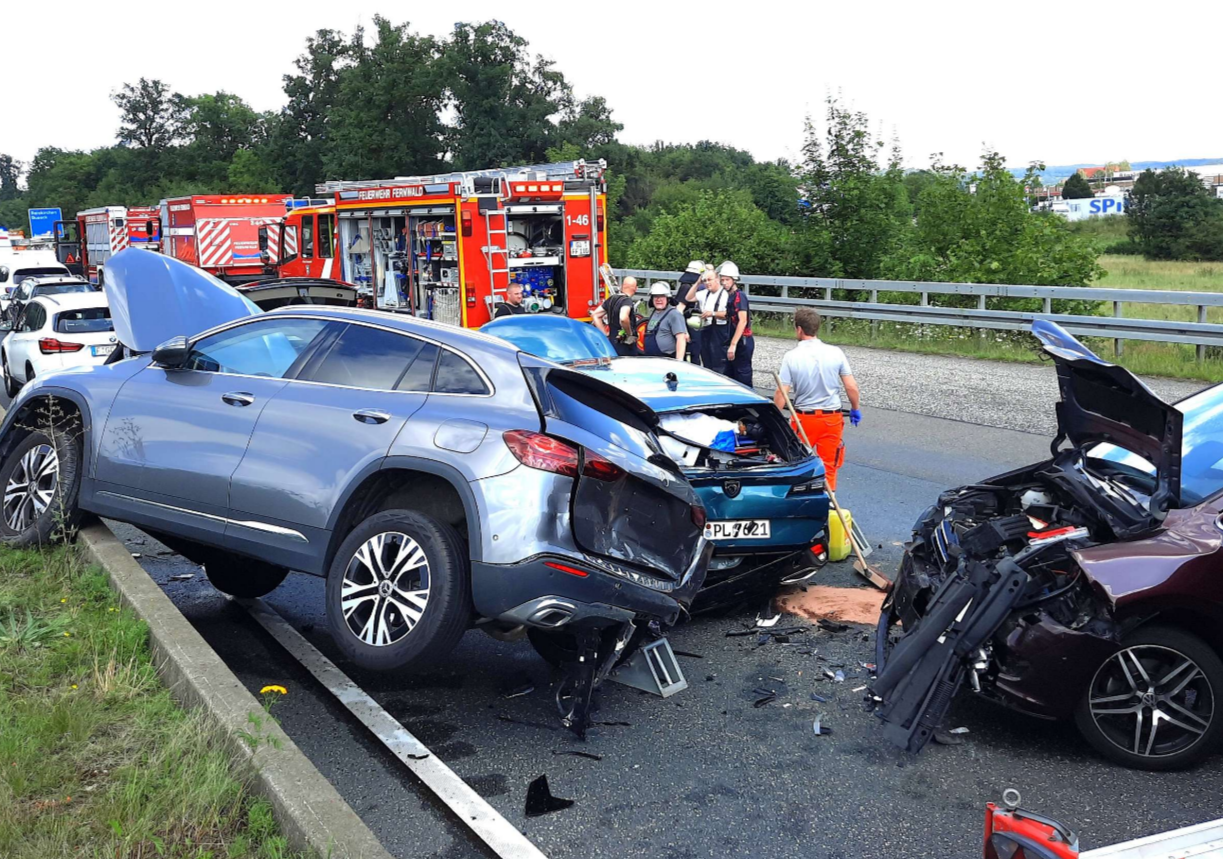 Familie fast ausgelöscht! Tödlicher Unfall fordert 2 Todesopfer - Kind stirbt im Krankenhaus, Retter entsetzt